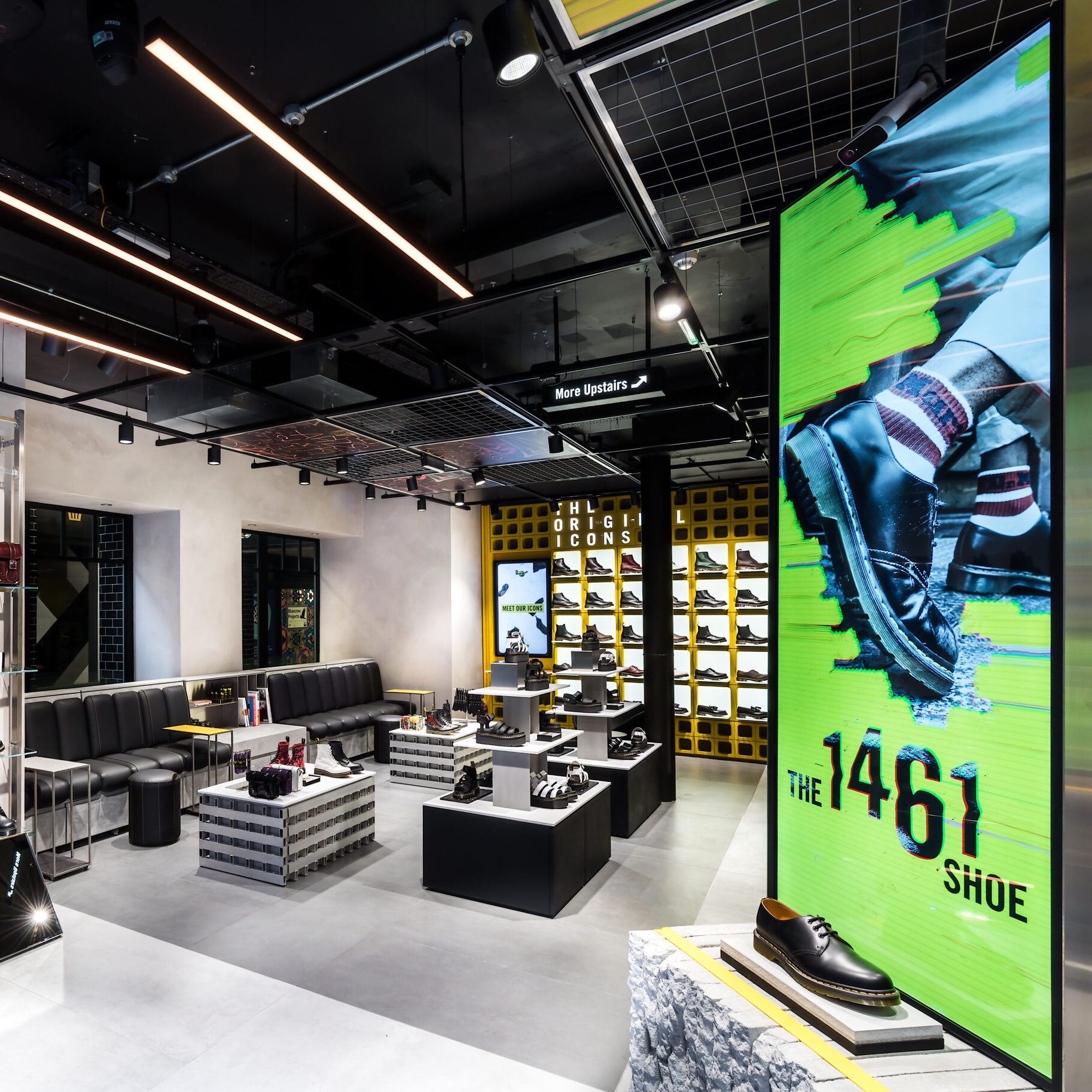 Behind the Screens: How CMS and Media Players Power Smarter Digital Signage